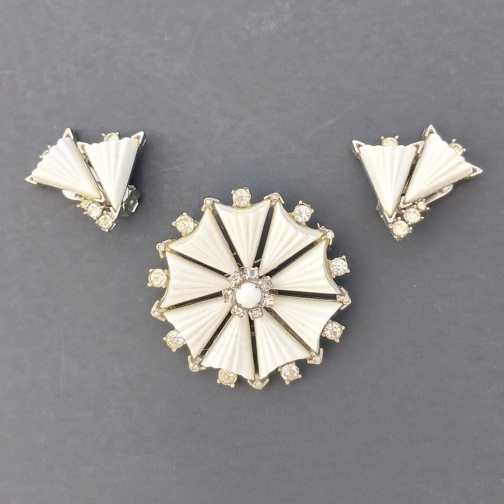 KRAMER OF NEW YORK Vintage White Thermoset On Silvertone Brooch And Earrings